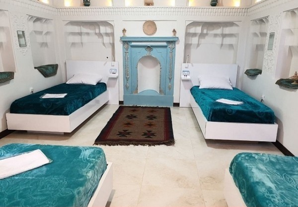 اتاق چهار تخته تویین اقامتگاه سنتی گل طاها شیراز